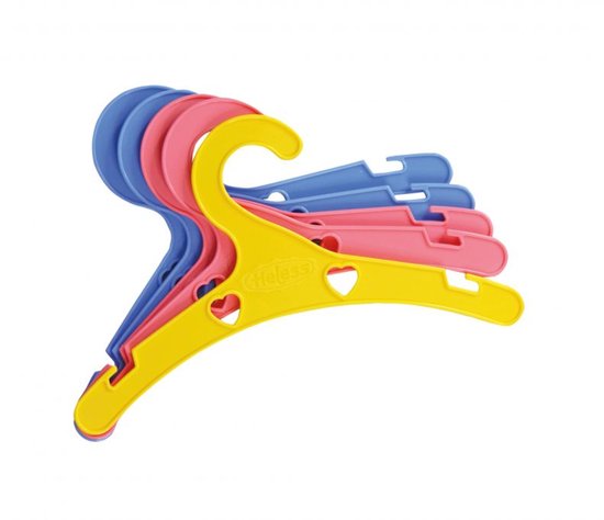 Stapel van 5 gekleurde poppenkledinghangers in geel, roze en blauw.