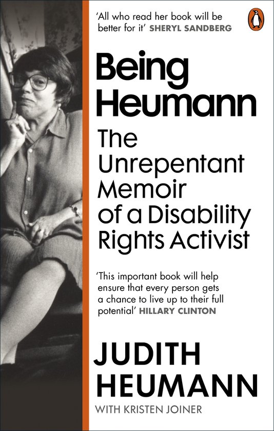 Boekomslag van 'Being Heumann', The Unrepentant Memoir of a Disability Rights Activist, met portret van Judy Heumann.