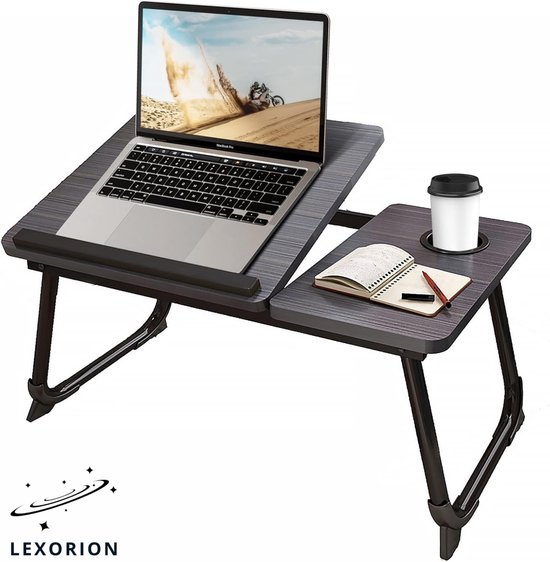 Lexorion bedtafel met laptop, notitieboekje en pen, met een beker.