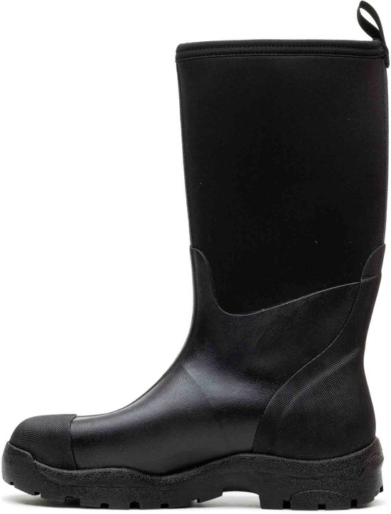 Zwarte Muck Boot Derwent II laars, van de zijkant gezien, met een verhoogde hiel en rubberen neus.
