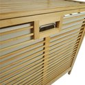 Close-up van de bruine bamboe wasmandkast met een zilverkleurig handvat op de uittrekbare wasmand.