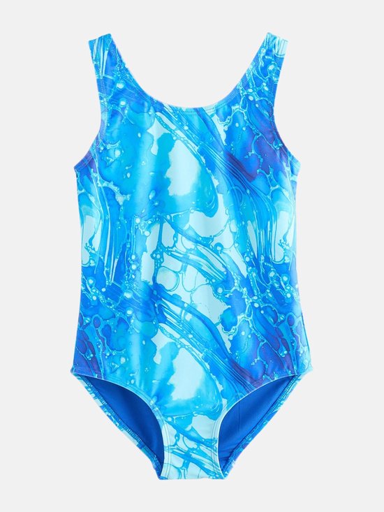 Blauw badpak met abstract marmerpatroon, staand op een lichte achtergrond.
