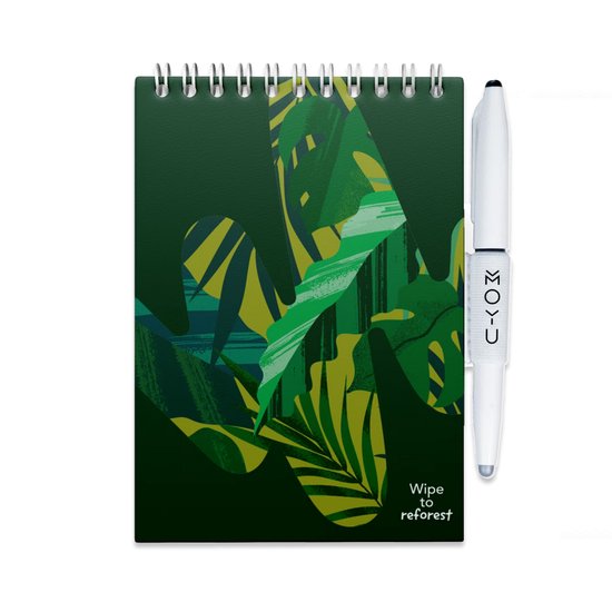 Carnet vert foncé avec un imprimé jungle de différentes feuilles vertes et le texte 'Wipe to reforest'. Stylo blanc à côté.