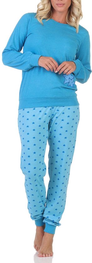 Lichtblauwe pyjamaset met lange mouwen. De broek is bedrukt met vele kleine lichtblauwe sterren.
