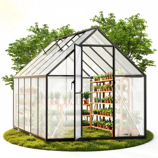 Duidelijke kas met metalen frame en dubbele deuren, gevuld met planten op houten rekken, omgeven door groen.