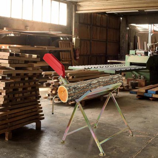Houten boomstam op een metalen zaagbok met rode kettingzaaghouder in een werkplaats.