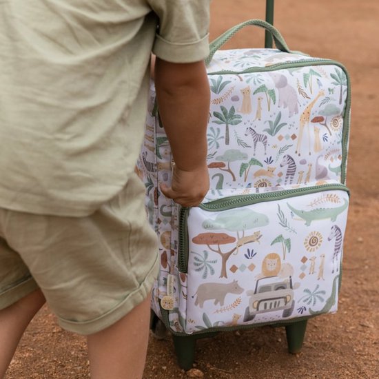 Kind pakt de koffer met safari print bij de zijkant vast. Koffer heeft groene wieltjes.