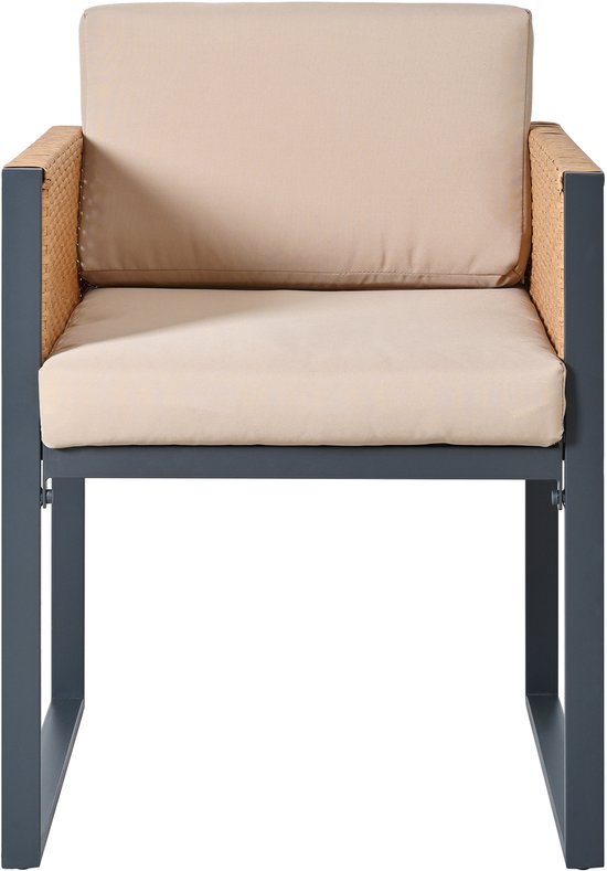 Een beige tuinstoel met een grijs metalen frame, rotan armleuningen en een beige kussen.