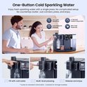 Een man en vrouw maken bruisend water met de grijze machine, met stappen voor vulling, persen en genieten.