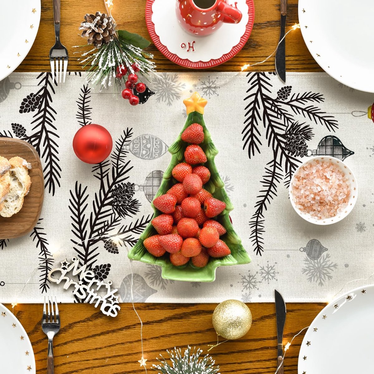Dailygoods - Dailygoody - Rode dennenbomen kerstbomen tafelloper - Perfect voor feestdagen - 40 x 240 cm - Polyester kerstdecoratie - Uniek en stijlvol - Geschikt ...