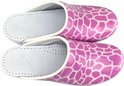 Twee roze klompen met wit giraffeprint opgestapeld, met witte zolen.