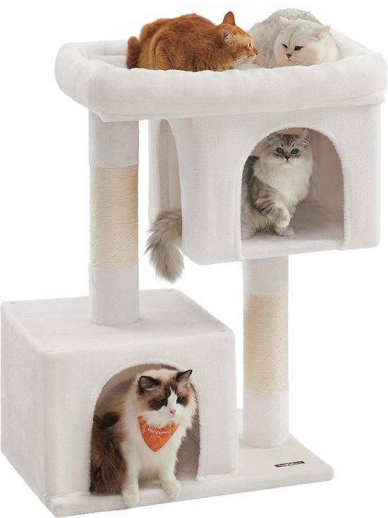 Witte krabpaal met drie katten. Een Ragdoll kat in het onderste huisje, een grijze kat in het bovenste huisje, twee katten op het bovenste platform.