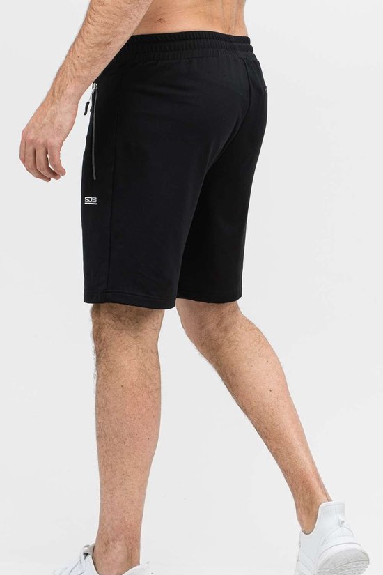 Zij-aanzicht van een zwarte korte sportbroek voor heren met ritszak en SJS-logo.