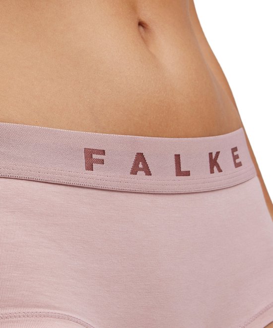 Close-up van de tailleband van een roze damesbroekje met het FALKE-logo.