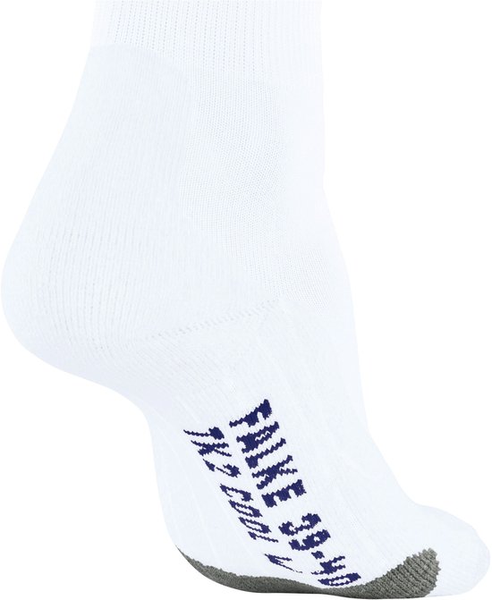 Witte sportsokken met blauwe tekst 'FALKE 39-40 TK2 COOL W'.