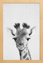 JUNIQE - Poster met houten lijst Giraffe - monochrome foto -13x18