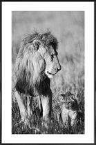 JUNIQE - Poster in kunststof lijst Lion Teaching His Cub -30x45 /Grijs