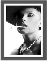 Foto in frame , Vrouw met cigaret , 70x100cm , Zwart wit  , Premium print