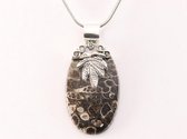 Bewerkte zilveren hanger met turritella agaat aan snake ketting