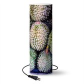 Lamp Doerian - Een verlichte foto van de exotische doerian in een fruit markt - 70 cm hoog - Ø22 cm - Inclusief LED lamp - Woonkamer/Slaapkamer