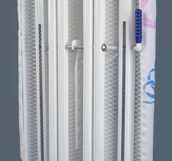 Witte strijkplank met roze en blauwe patronen, een blauwe knop en een witte hanger.