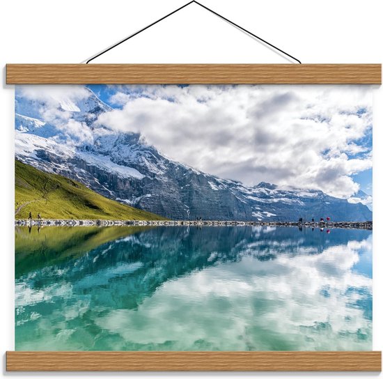 Schoolplaat – Groot Meer bij Sneeuwbergen - 40x30cm Foto op Textielposter (Wanddecoratie op Schoolplaat)