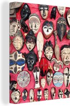 Canvas Schilderij Traditionele Afrikaanse maskers op de vlooienmarkt - 90x120 cm - Wanddecoratie