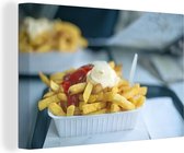 Canvas Schilderij Nederlandse friet met mayonaise en ketchup - 90x60 cm - Wanddecoratie