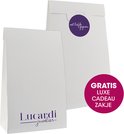 Twee witte Lucardi juwelier geschenktasjes, één met de tekst 'met liefde uitgegeven'.