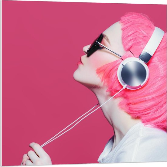 Forex - Vrouw met Roze Haar en Koptelefoon - 80x80cm Foto op Forex