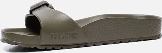 Een olijfgroene Birkenstock slipper met een enkele band en gesp, met een effen, rubberen zool.