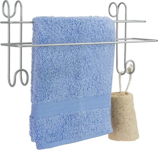 Petit porte-serviettes argenté avec une serviette bleue et une éponge luffa.