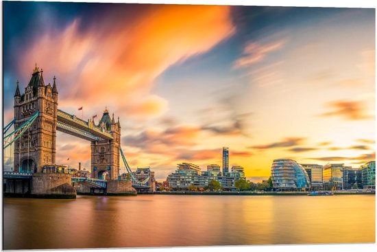 Dibond - Skyline met Tower Bridge - 90x60cm Foto op Aluminium (Met Ophangsysteem)