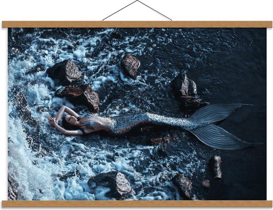 Schoolplaat – Liggende Zeemeermin bij Zee - 90x60cm Foto op Textielposter (Wanddecoratie op Schoolplaat)