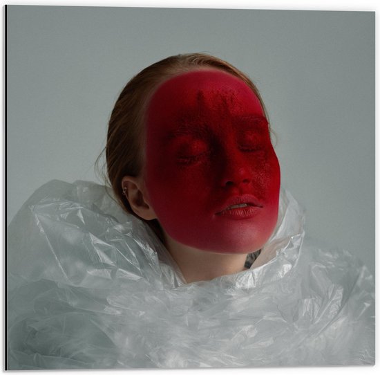 Dibond - Vrouwengezicht met Rood Poeder in Folie - 50x50cm Foto op Aluminium (Wanddecoratie van metaal)