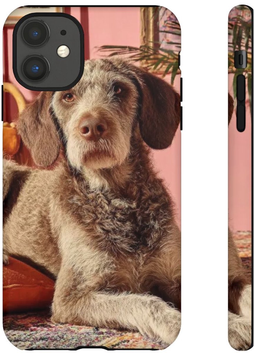 Bruine Hond Ontspant Binnen – Telefoonhoesje Geschikt voor iPhone 11
