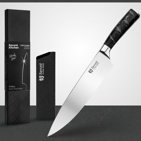Savoré Kitchen chef's knife met een glanzend, roestvrijstalen lemmet en een zwart, marmerpatroon handvat. Inclusief zwarte beschermhoes en verpakking.