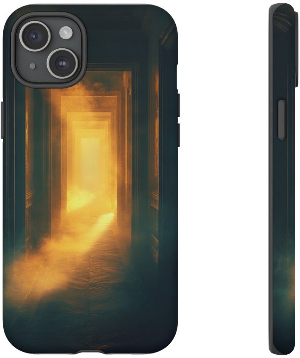 Sfeervolle Mistige Gang met Warm Licht – Telefoonhoesje Geschikt voor iPhone 15 Plus