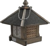 Houten insectenhotel met schuin, donker dak en een ketting. Eén zijde met houten staafjes, andere zijde met stenen blokken.