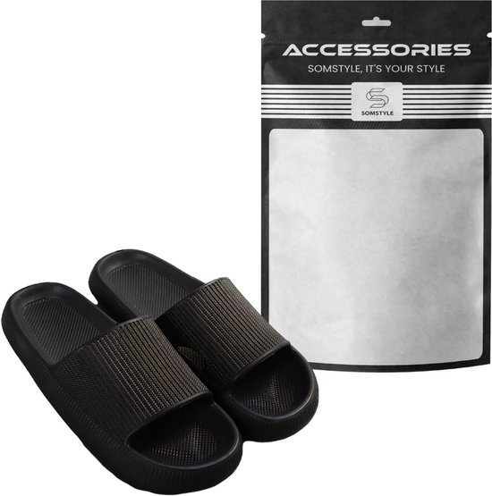Zwarte slippers naast een verpakking van Somstyle Accessories.