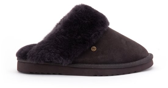 Bruine suède pantoffel voor dames met donkerbruine schapenvachtvoering en logo.