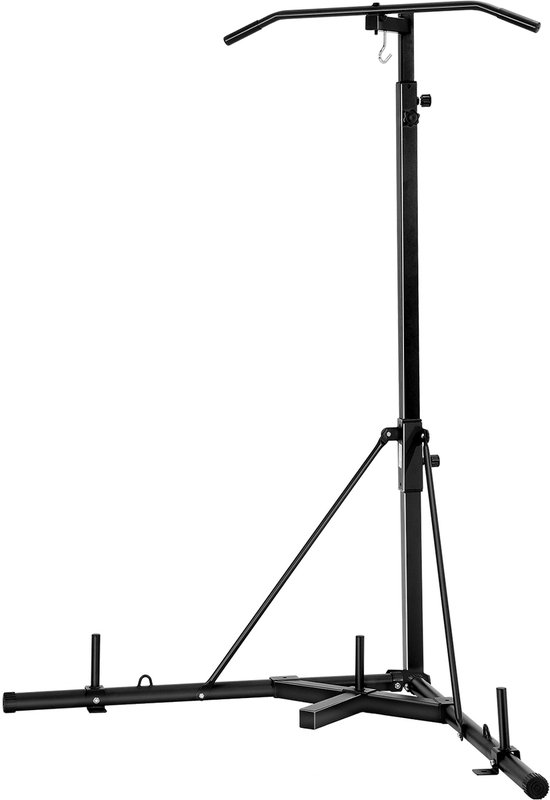 Zwarte, vrijstaande bokszakstandaard met trekstang. Het stalen frame heeft schuine steunen en een brede basis.