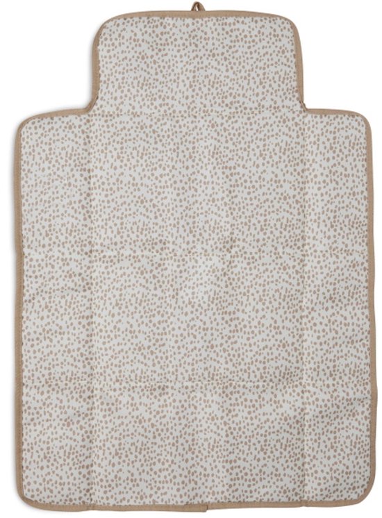 Uitgevouwen bruin verschoningsmatje met beige stippenpatroon en beige rand.