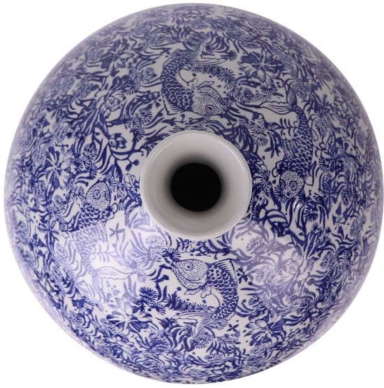 Bovenaanzicht van een blauw-wit porseleinen vaas, bedekt met een patroon van koi-vissen en bloemen.