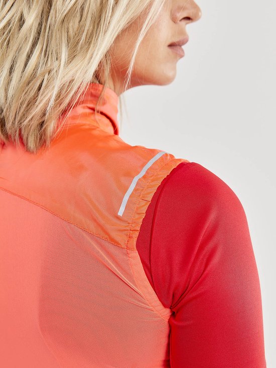 Close-up van de oranje dames fietsparcours met reflecterende strepen op de schouder.