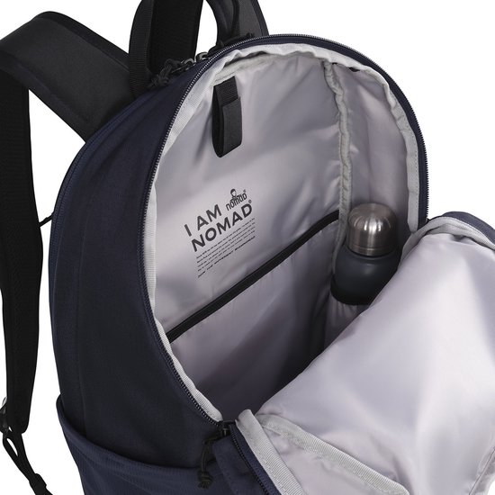 Open donkerblauwe rugzak met 'I AM NOMAD' logo binnenin en een waterfles.