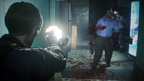 Agent vuurt pistool af op een zombie in een gang, met een andere zombie op de achtergrond.