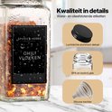 Bocal à épices en verre avec des flocons de piment et des gouttelettes d'eau sur l'étiquette. Trois gros plans montrent le couvercle, le verre et l'entonnoir.