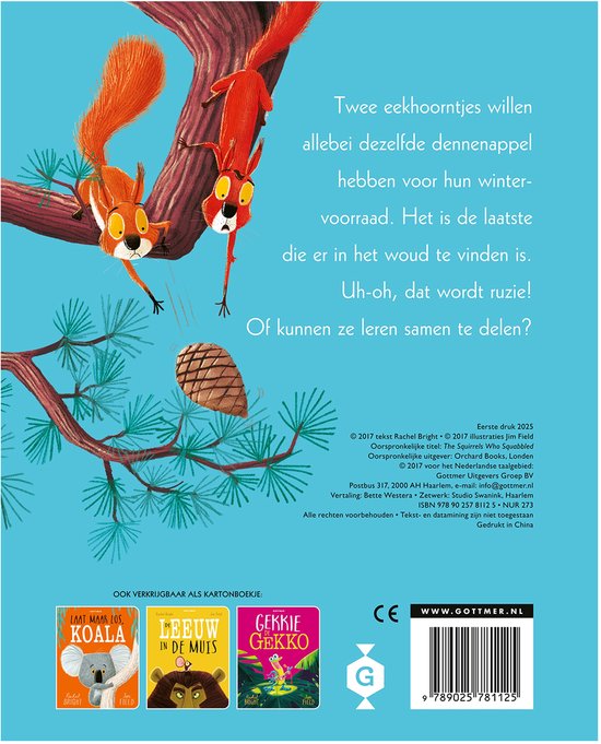 Twee eekhoorns die vechten om een dennenappel, zittend op een tak.