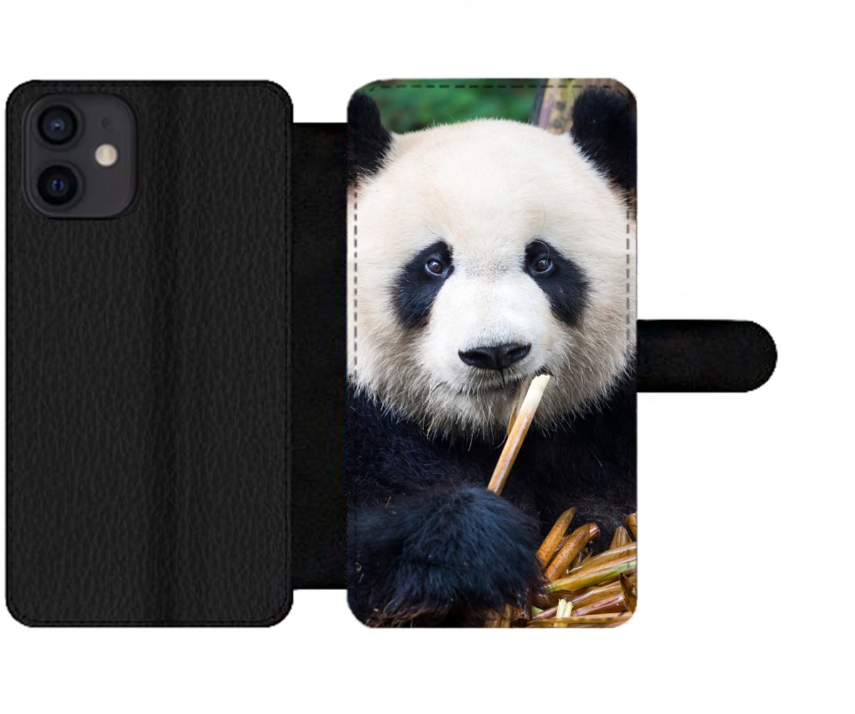 Telefoonhoesje Geschikt voor iPhone 12 telefoonhoesje - Panda - Bamboe - Natuur - Met vakjes - Wallet case met magneetsluiting